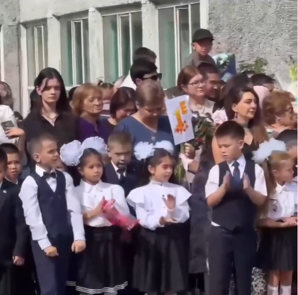 “Мектебім - мейірім мекені” тақырыбында 1 және 11 сынып оқушыларымен Білім күніне арналған алғашқы салтанатты жиын өткізілді