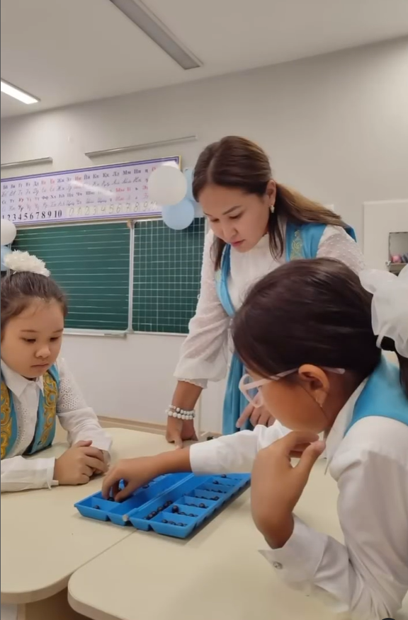 Үзілістерде қазақтың ұлттық ойындары «тоғызқұмалақ» және «асық» ойнауды оқушылар әдетке айналдырған