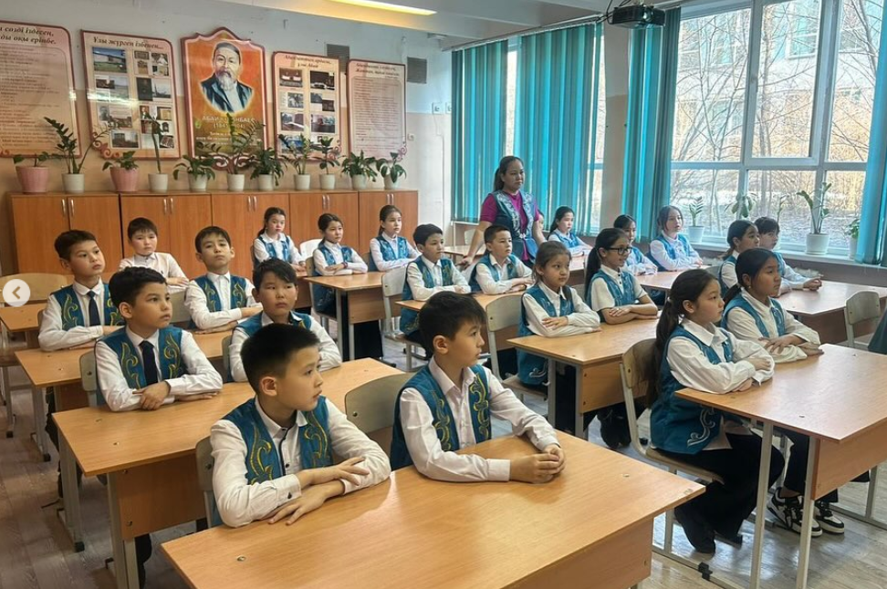 Ұлттық киімді кию арқылы олар халқымыздың мәдениеті мен болмысын терең түсініп, мақтан тұтуды үйренеді.