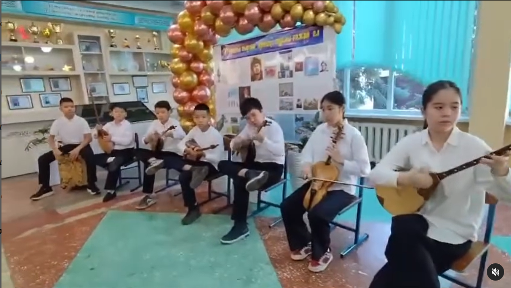 «Біртұтас тәрбие» бағдарламасы аясында Күй күмбірі - қоңырау уақытында оқушыларға күй тыңдату